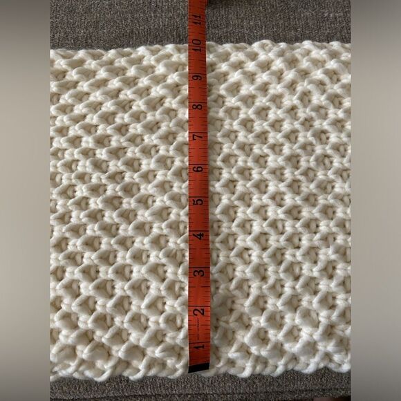 Old Navy Off White Chunky Wrap Infinity Scarf - Picture 4 of 4